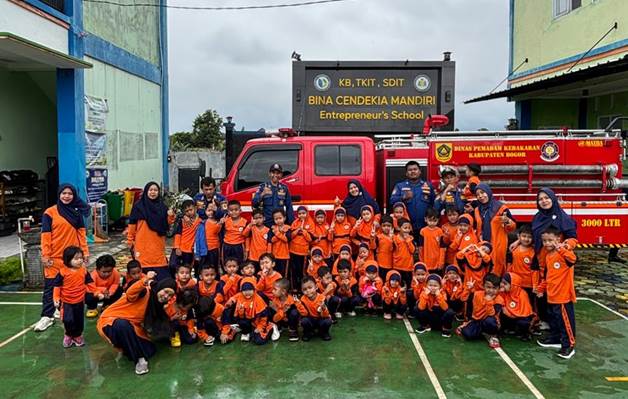 MENUMBUHKAN EDUKASI TANGGAP BENCANA KEBAKARAN, TKIT BINA CENDEKIA MANDIRI BERMAIN BERSAMA DAMKAR